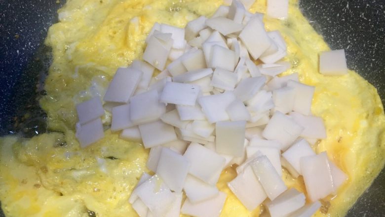 步步高彩椒滑蛋,蛋液膨胀仅留一点蛋液时加入年糕丁翻炒