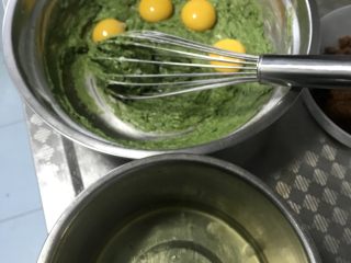 红糖菠菜泥戚风蛋糕,这时把蛋黄和蛋白分开，蛋黄直接放在面糊中，我釆用的分蛋法是直接用蛋壳倒过来倒过去的方法