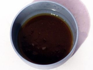 黑椒牛肉松,将15克生抽、40克木糖醇、4克盐和23克苏紫油调匀备用。也可用白糖代替木糖醇，色拉油代替苏紫油。