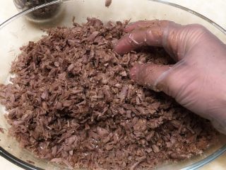 黑椒牛肉松,倒入第八步骤的调料抓匀后加入3克黑胡椒碎再次抓匀入味。