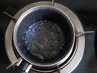 焦糖戚风,首先熬焦糖，锅里倒入清水 加入细砂糖，中火熬至糖变成金黄色后离火