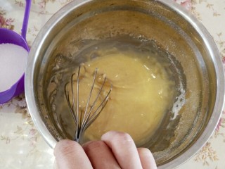 焦糖戚风,用画一字的手法将面粉拌匀  不要转圈搅拌会使面粉起筋蛋糕不松软