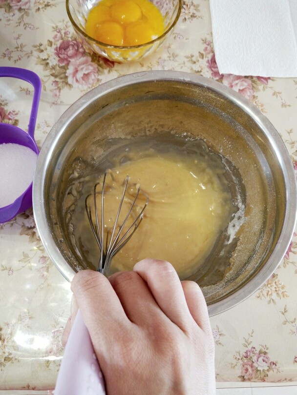 焦糖戚风,用画一字的手法将面粉拌匀  不要转圈搅拌会使面粉起筋蛋糕不松软