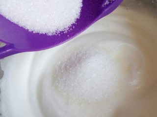 焦糖戚风,改中速打发到蛋白略有纹路加入一半的细砂糖