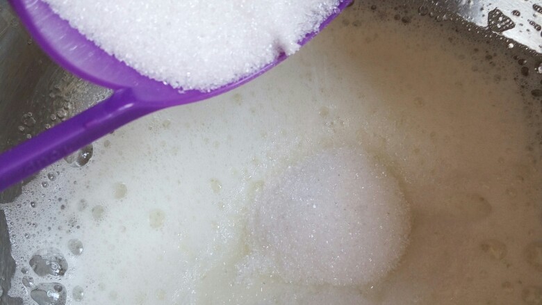 焦糖戚风,开始打发蛋白 用打蛋器高速先打出粗泡加入三分之一细砂糖