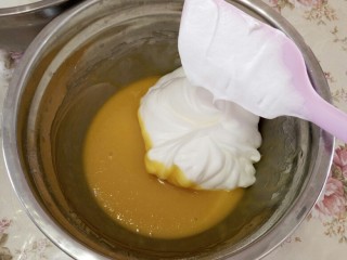 焦糖戚风,取三分之一蛋白加入蛋黄糊中 用切拌翻拌的手法去拌匀它 切记不要画圈圈搅拌 这样蛋白一定消泡 导致蛋糕烤不起来 没有组织塌陷