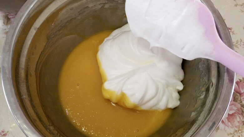 焦糖戚风,取三分之一蛋白加入蛋黄糊中 用切拌翻拌的手法去拌匀它 切记不要画圈圈搅拌 这样蛋白一定消泡 导致蛋糕烤不起来 没有组织塌陷