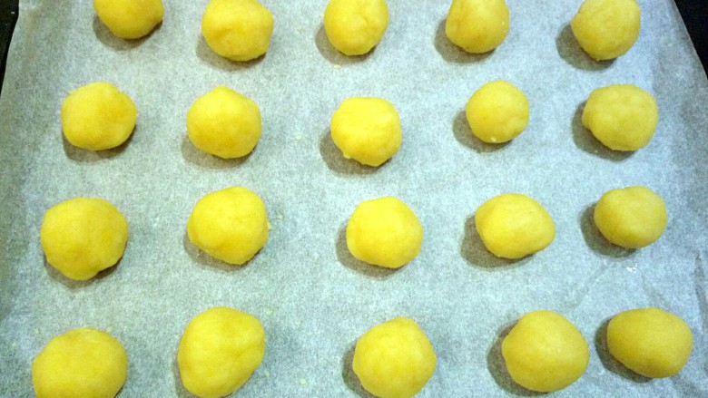   黄油版芝麻小酥,分成大小均匀的小剂子，搓圆形，摆到烤盘，