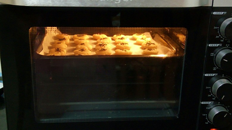   黄油版芝麻小酥,烤箱上下火温度调至170°，预热后，送入烤盘，烤17~20分钟