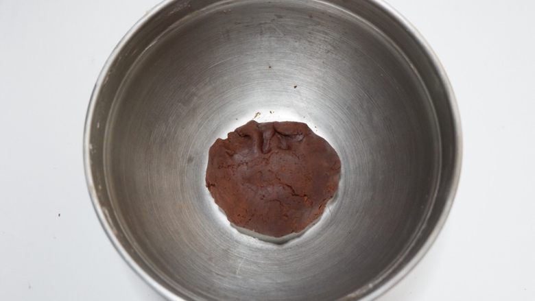 棉花糖可可饼干,在用手揉成一个光盆的面团。是光盆，不是光滑，就是盆上没有面粉啦。
