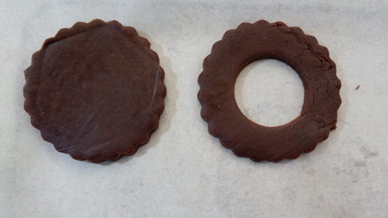 棉花糖可可饼干,在用小口径的在其中一个上面压一个镂空的圆圈。