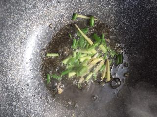 蔬菜肉丝炒面,锅内留油放入葱姜