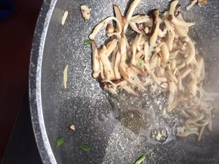 蔬菜肉丝炒面,锅内倒入适量的油，放入香菇炒到变软