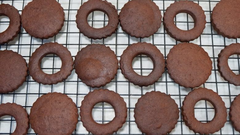 棉花糖可可饼干,烤好的饼干取出，放在烤网上晾至不烫手。