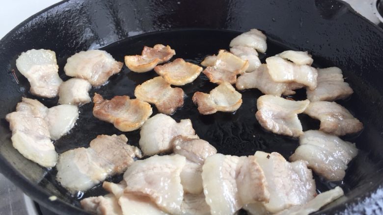 给回锅肉找个伴儿➕回锅豆腐回锅肉,放入煮好的五花肉片，小火煸炒出油，薄薄的肉片会卷起呈灯盏状