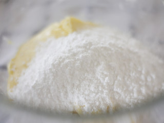 纹路立体的酥脆原味曲奇,将糖粉一次性倒入软化好的黄油中，用硅胶铲稍微搅拌一下，使黄油与糖粉融合一点