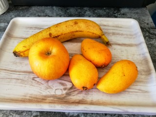 百变水果&香蕉芒果汁,备料：海南小芒果阿克苏苹果香蕉