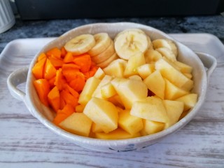 百变水果&香蕉芒果汁,切好的水果装盘