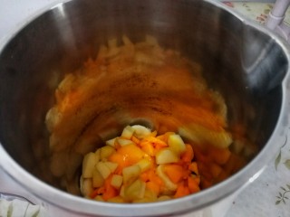 百变水果&香蕉芒果汁,把切好的水果装进水果料理机