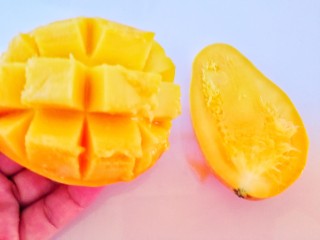 百变水果&香蕉芒果汁,香蕉切小块（如图）