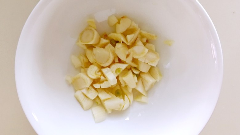 枸杞鸭肫荷兰豆,蒜瓣切碎备用