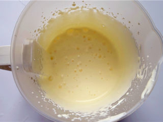 盆栽酸奶慕斯蛋糕,将这两份材料里的淡奶油放在一起，打至6成发，放冰箱冷藏。