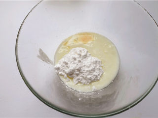 盆栽酸奶慕斯蛋糕,将酸奶，糖粉，柠檬汁，放在一个碗里，翻拌均匀。