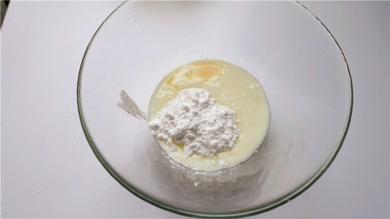 盆栽酸奶慕斯蛋糕,将酸奶，糖粉，柠檬汁，放在一个碗里，翻拌均匀。