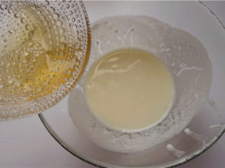 盆栽酸奶慕斯蛋糕,将融化了的吉利丁液放入酸奶里面，拌匀。