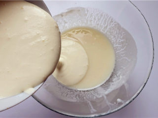 盆栽酸奶慕斯蛋糕,将剩下的一半淡奶油放入酸奶里，拌匀，做成了酸奶慕斯馅料。