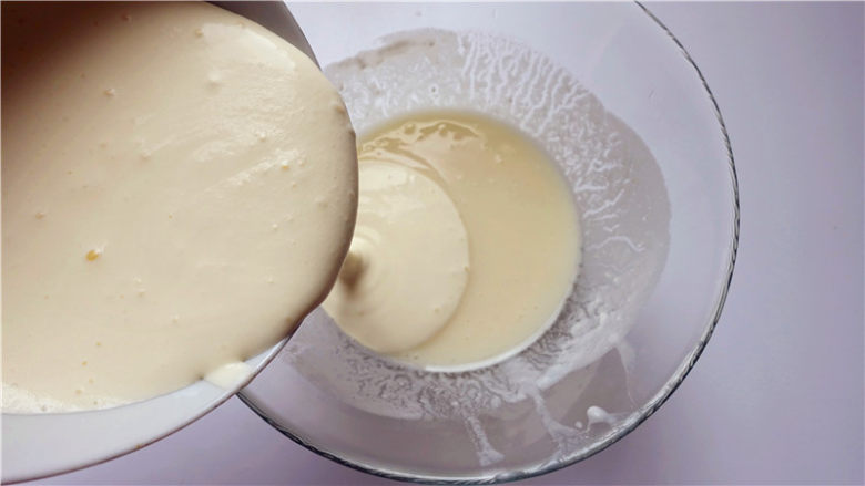 盆栽酸奶慕斯蛋糕,将剩下的一半淡奶油放入酸奶里，拌匀，做成了酸奶慕斯馅料。