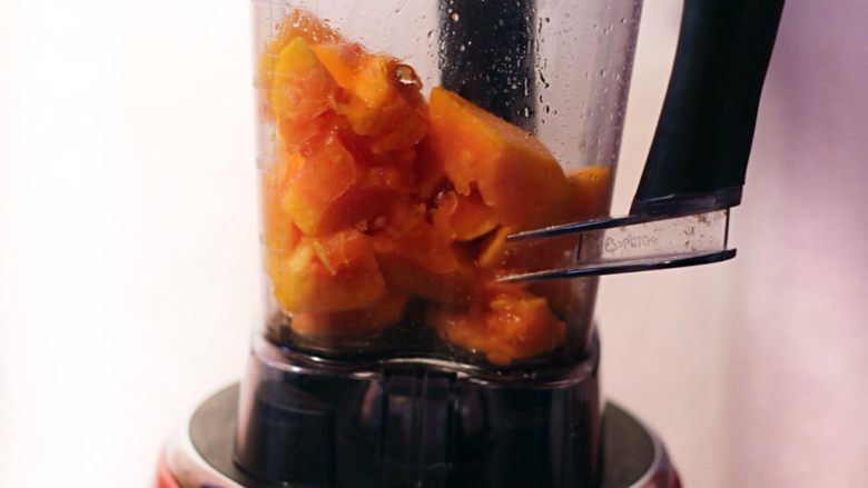 木瓜蒜香肋排,放入料理机中打成木瓜汁