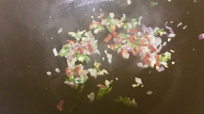 脆皮冬瓜,都炸好后，锅里留底油，炒香蒜头，青红椒，香葱，一点点的盐拌匀