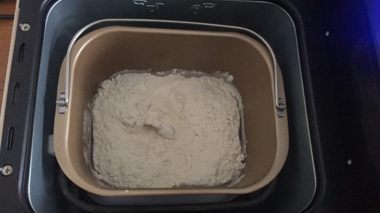 牛奶咸吐司,放入面包机，先低速拌匀，改搅拌程序搅打