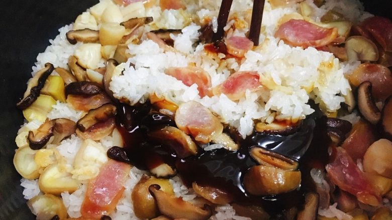 腊肠栗子糯米焖饭 快手美味,用筷子搅拌均匀即可！