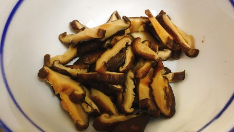 腊肠栗子糯米焖饭 快手美味,香菇挤干水分，切丝。