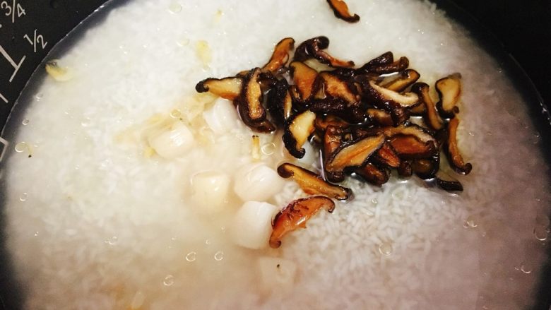 腊肠栗子糯米焖饭 快手美味,将炒好的香菇丝加入。
