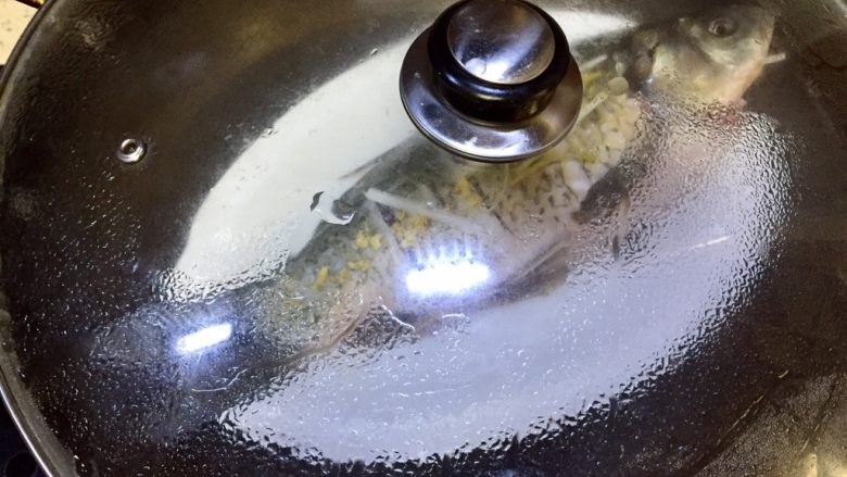 清蒸剁椒过江鱼,锅里加入足够多的水，水开后把鱼入锅蒸，大火12分钟