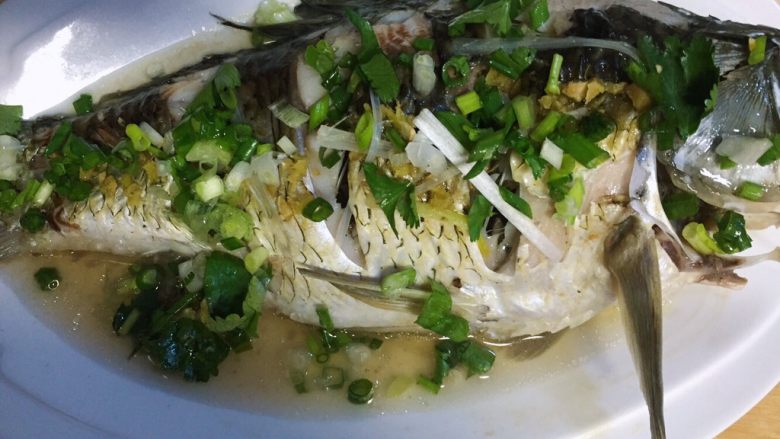 清蒸剁椒过江鱼,在鱼的表面撒上葱花，剁椒末，可以端上桌享用了