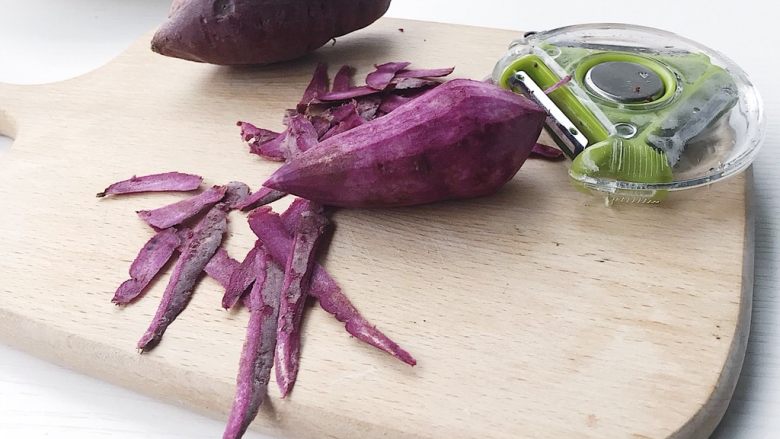 五彩时蔬蒸腊肠,食材处理：紫薯仔去皮