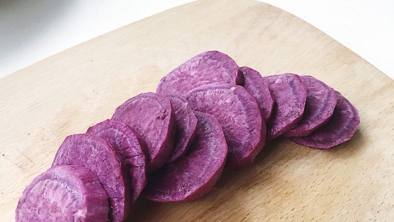 五彩时蔬蒸腊肠,紫薯切片