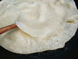 美味鸡蛋灌饼,将鼓起的地方用筷子挑起，将鸡蛋灌进去稍等几分钟