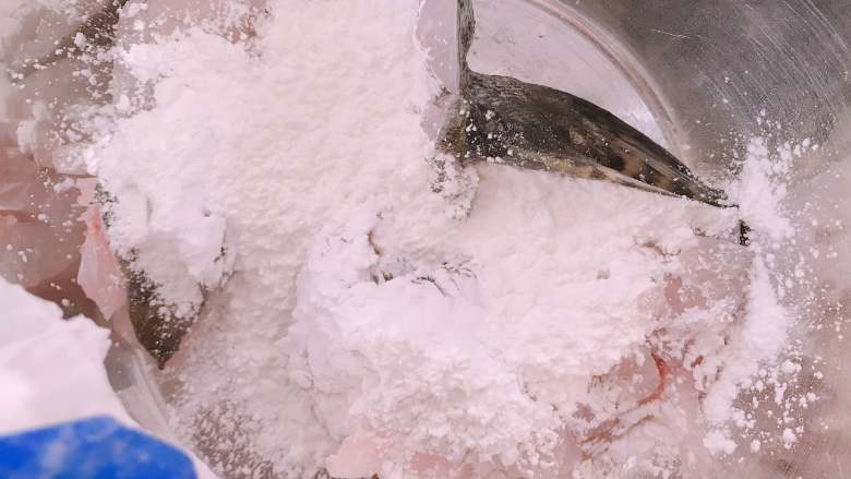 松鼠桂鱼,将切好的鱼放入盆中，倒入淀粉300g