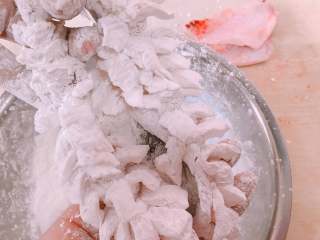 松鼠桂鱼,将淀粉打匀在切好的鱼片上，如图所示，尽量每个鱼条都分开