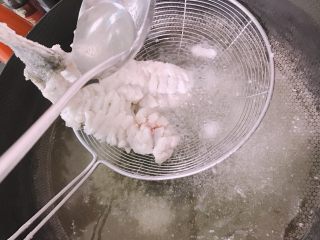 松鼠桂鱼,油6成热时，将油浇到裹好淀粉的鱼上