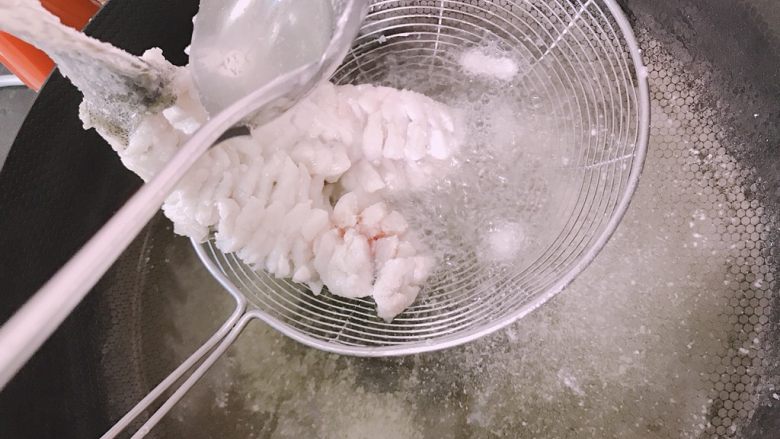 松鼠桂鱼,油6成热时，将油浇到裹好淀粉的鱼上