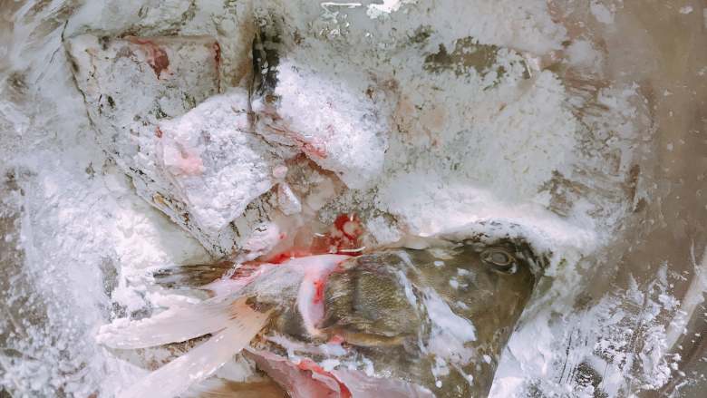 松鼠桂鱼,将切下的鱼排和鱼头裹上淀粉