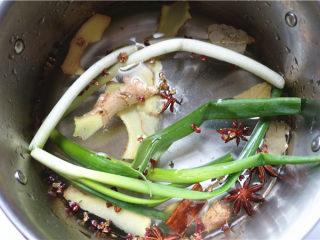 野山椒泡凤爪,另起一锅冷水，放入鸡爪、葱结、花椒、八角、姜片、料酒和少许盐，煮7分钟左右。