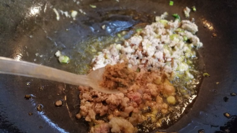 蛋裹肉碎炒蒜薹,肉碎炒至微熟放一小勺13香，煸炒几下。