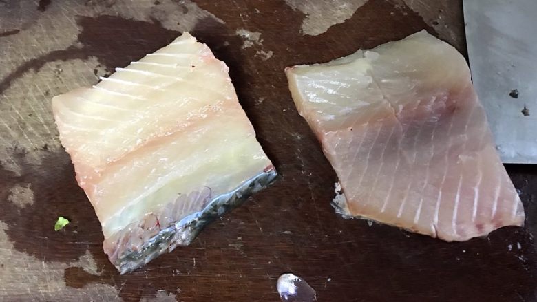 菊花鱼,鱼块切除鱼刺部分，留下鱼肉部分